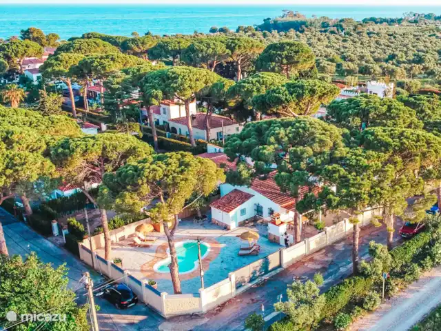 Location de Vacances Espagne, Costa Dorada, Mont-Roig del Camp, maison de vacances - Casa Porta Verda Casa Porta Verda est situé dans un quartier espagnol calme, à distance de marche de la mer. Le site est entièrement clos de murs