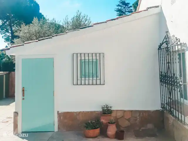 Location de Vacances Espagne, Costa Dorada, Mont-Roig del Camp, maison de vacances - Casa Porta Verda À côté de la piscine se trouvent des toilettes extérieures et une douche extérieure