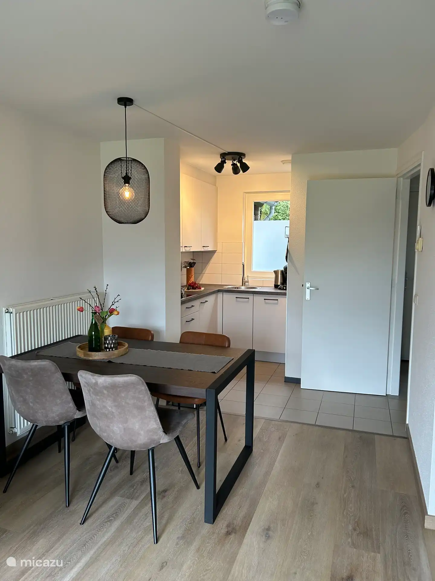 Offene Küche mit Essbereich.