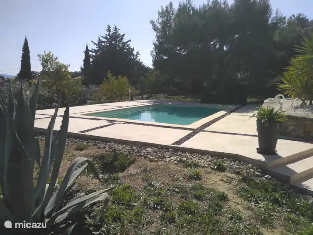 Location de Vacances France, Hérault, Siran-Najac, villa - La Cremade Large plage autor de la piscine. Ne brûle pas les pieds.