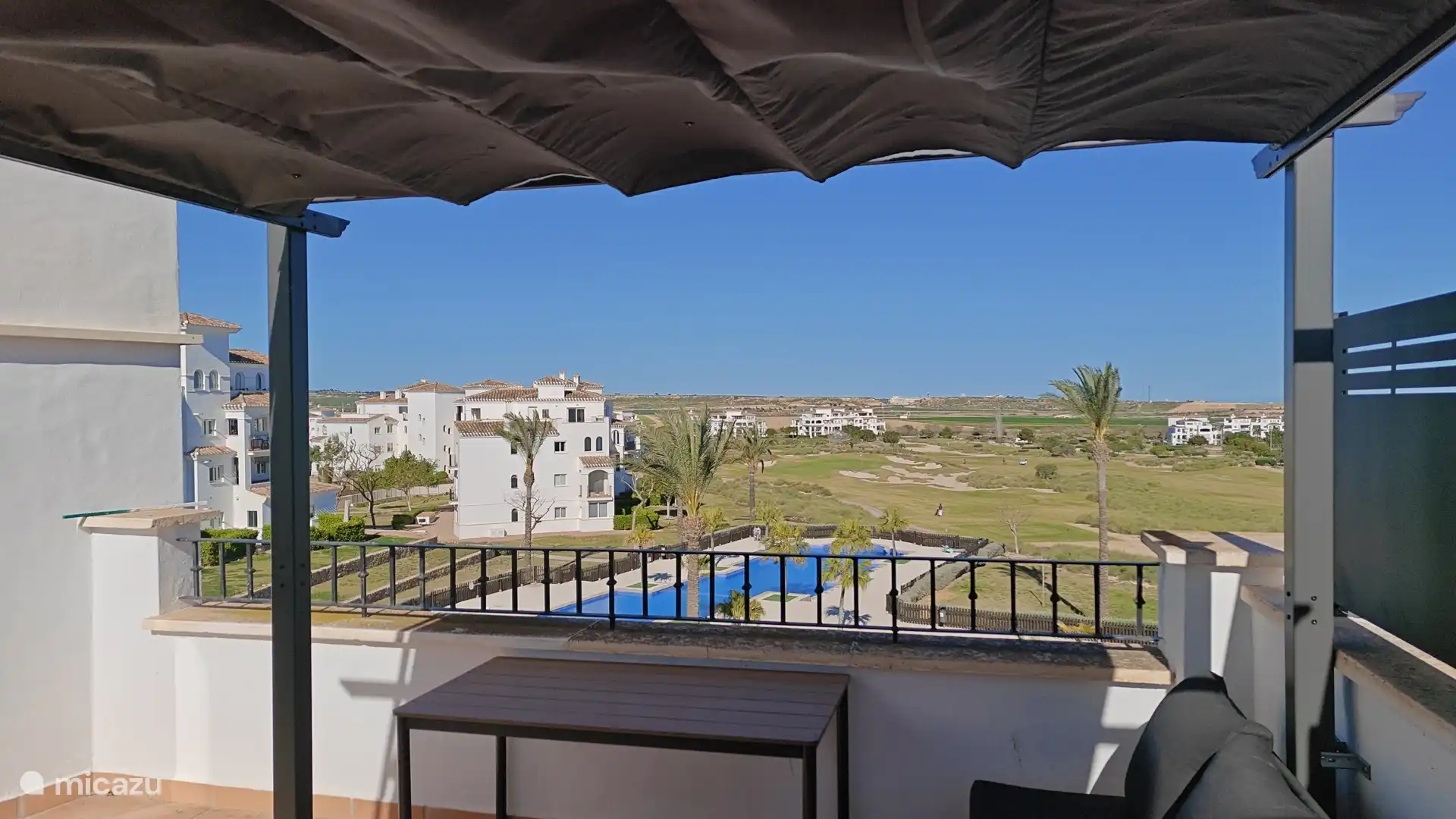 Terras met uitzicht op zwembad