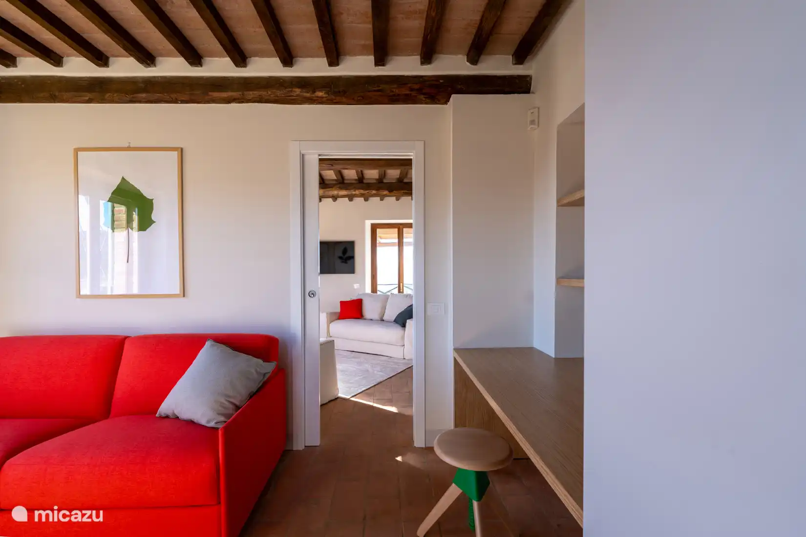 Chambre (grand canapé-lit de luxe) au rez-de-chaussée de la maison principale