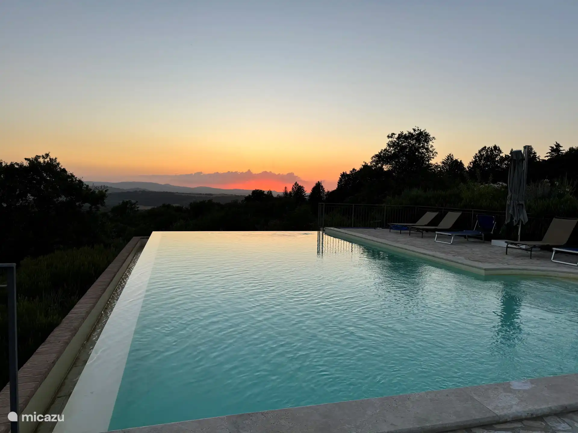 Coucher de soleil au bord de la piscine