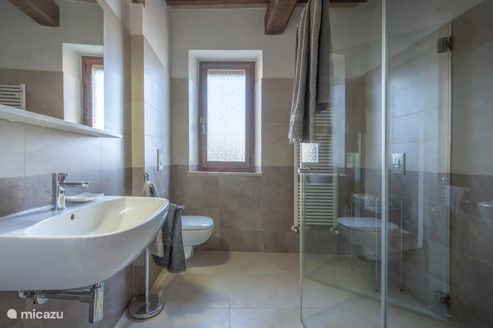 Salle de bain de l’appartement (adapté aux fauteuils roulants)