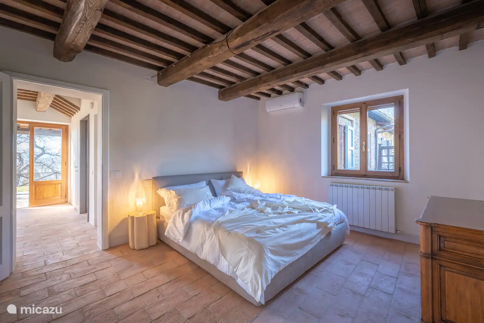 Grande chambre au rez-de-chaussée de la maison principale