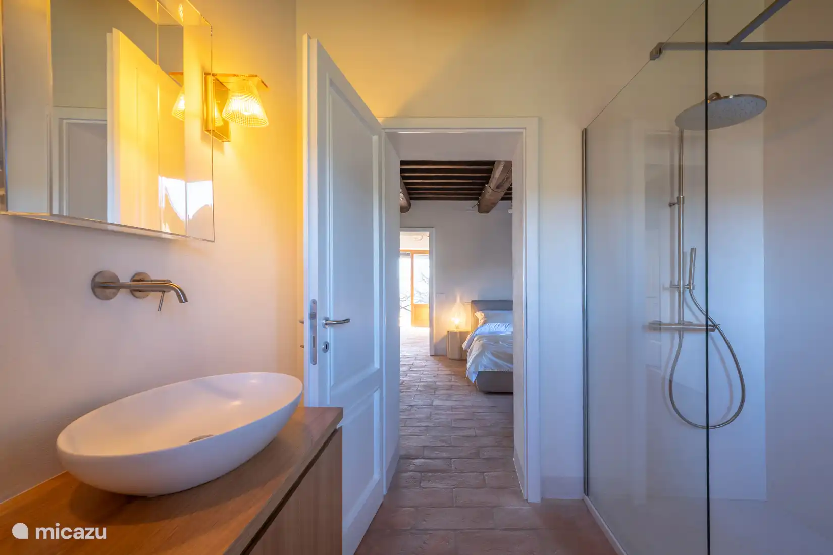 Salle de bain de la chambre au rez-de-chaussée de la maison principale