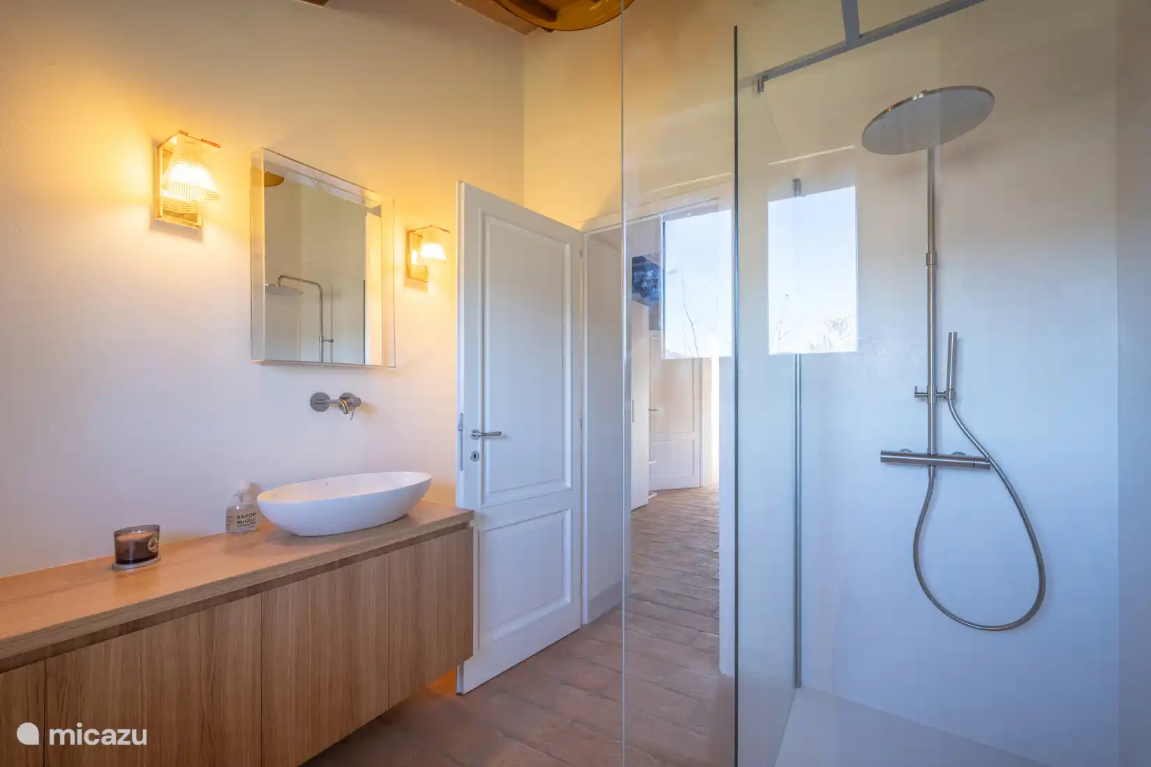 Salle de bain attenante de la chambre au rez-de-chaussée de la maison principale