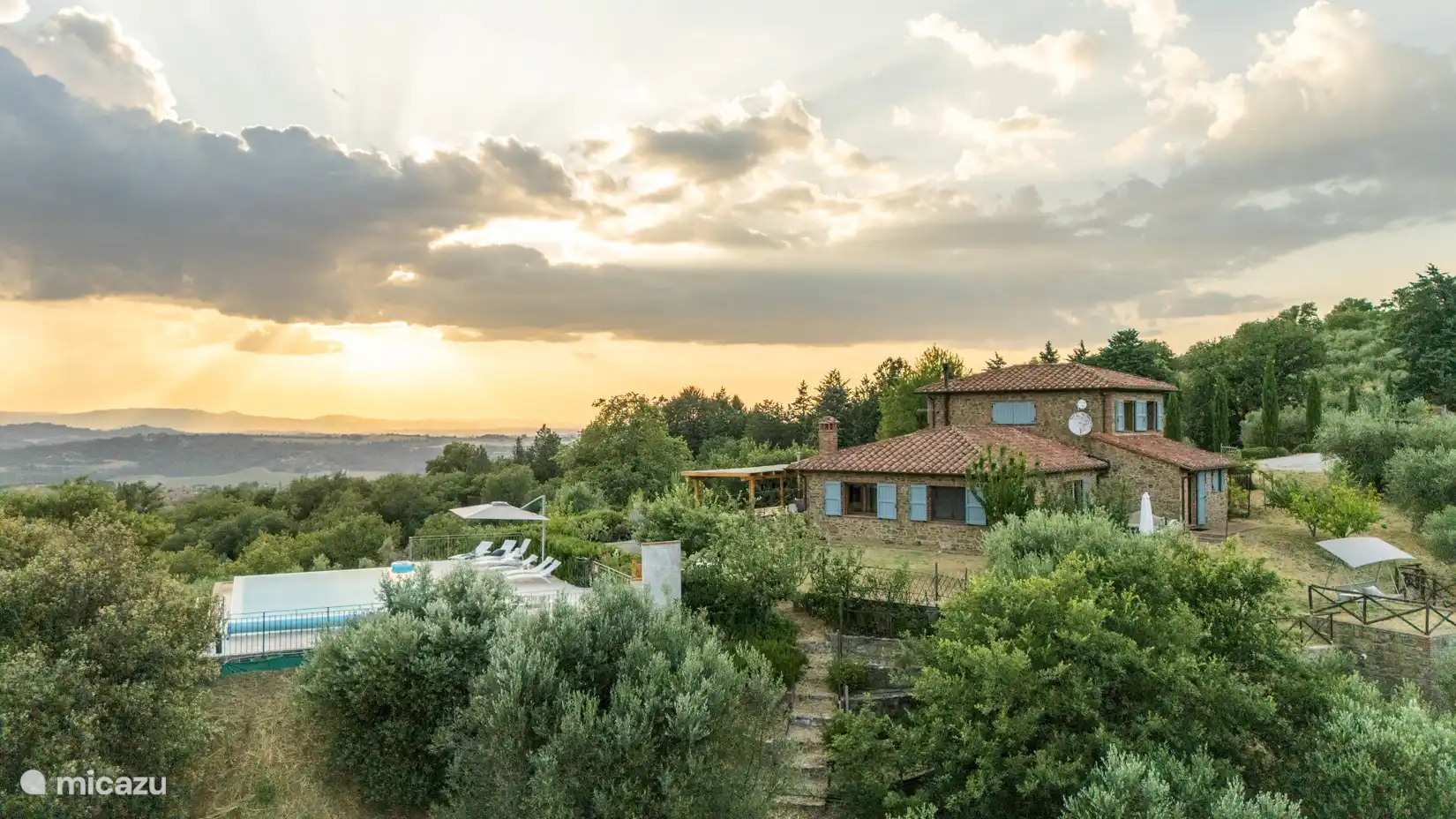 Vue d’ensemble de la maison et de la piscine