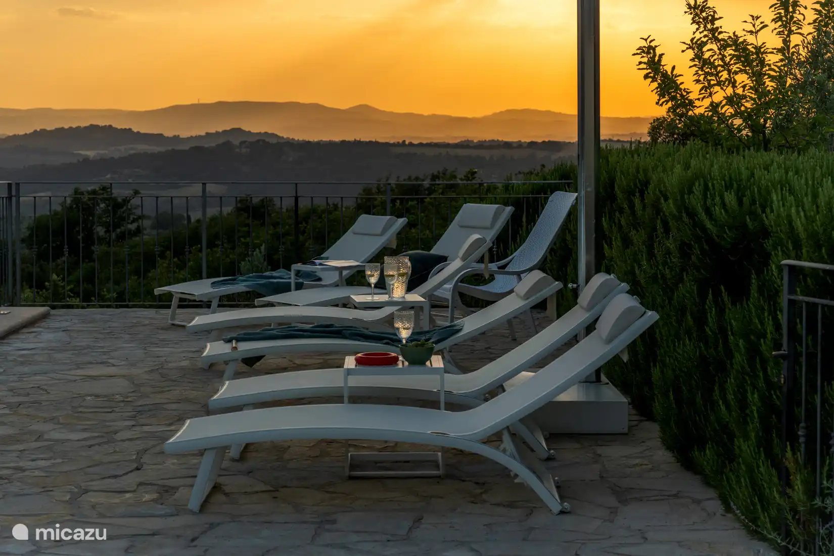 Coucher de soleil au bord de la piscine