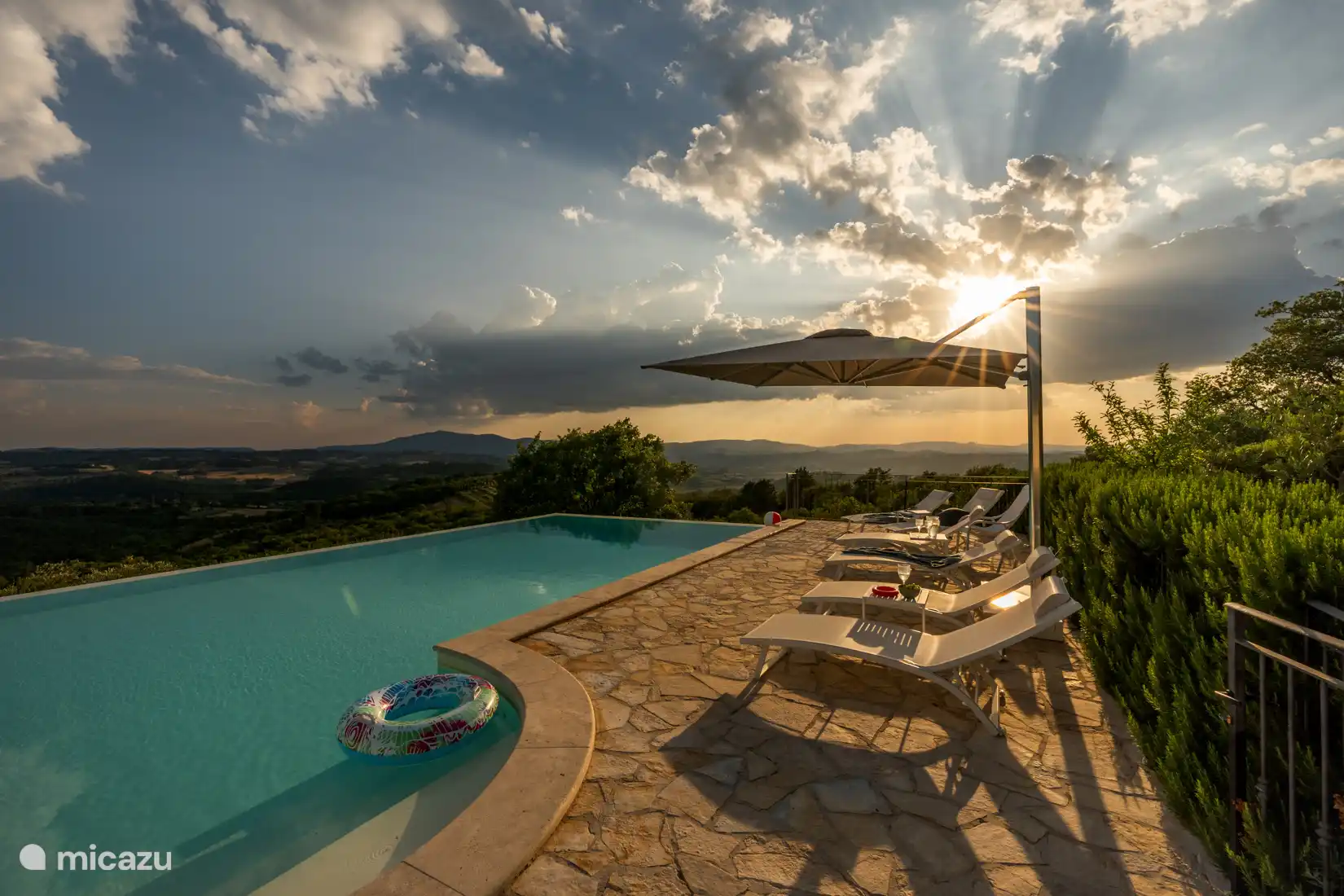 Aperitivo au bord de la piscine