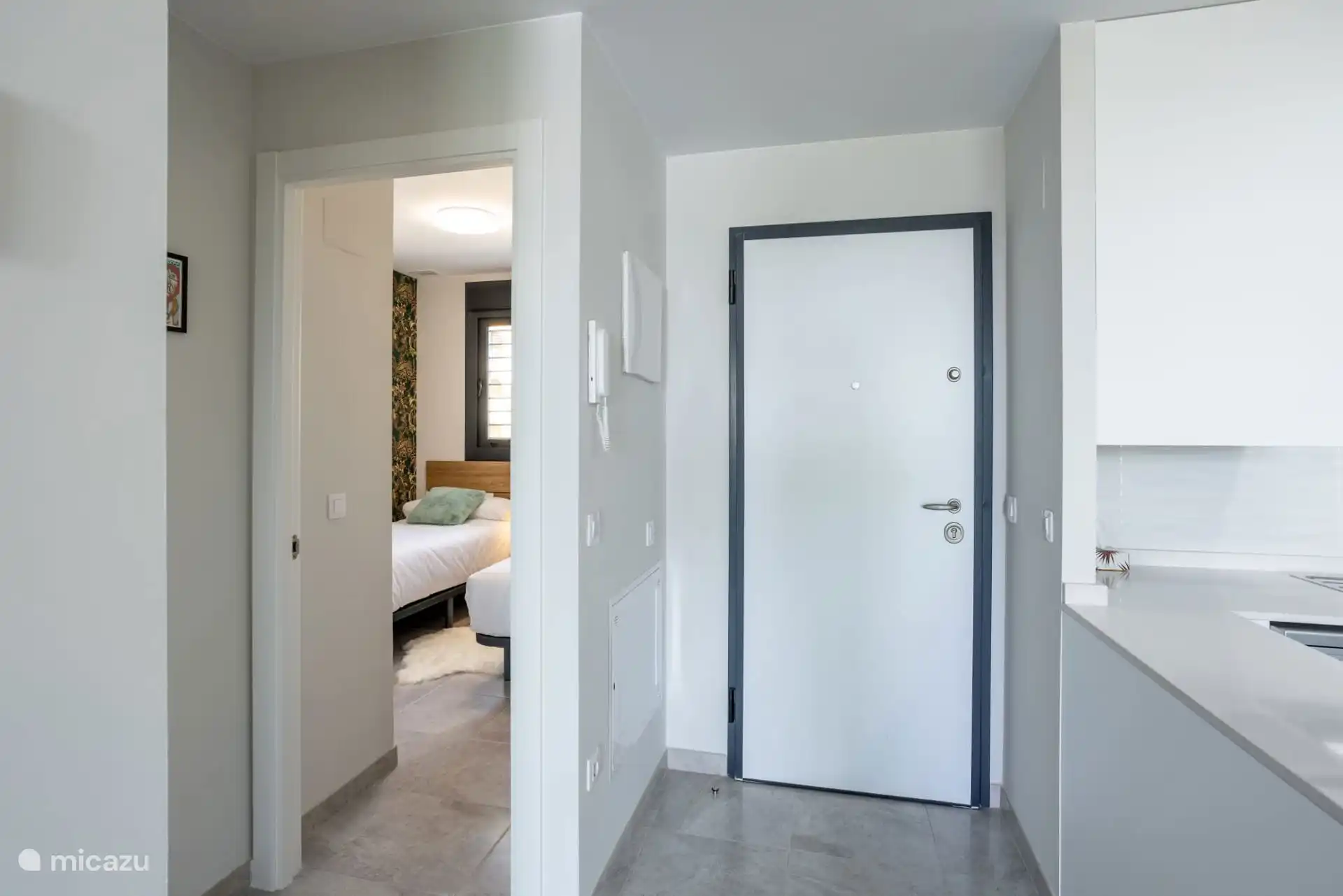 Blick auf die Innen-/Außentür der Wohnung. Rechts die Küche und links Schlafzimmer 2