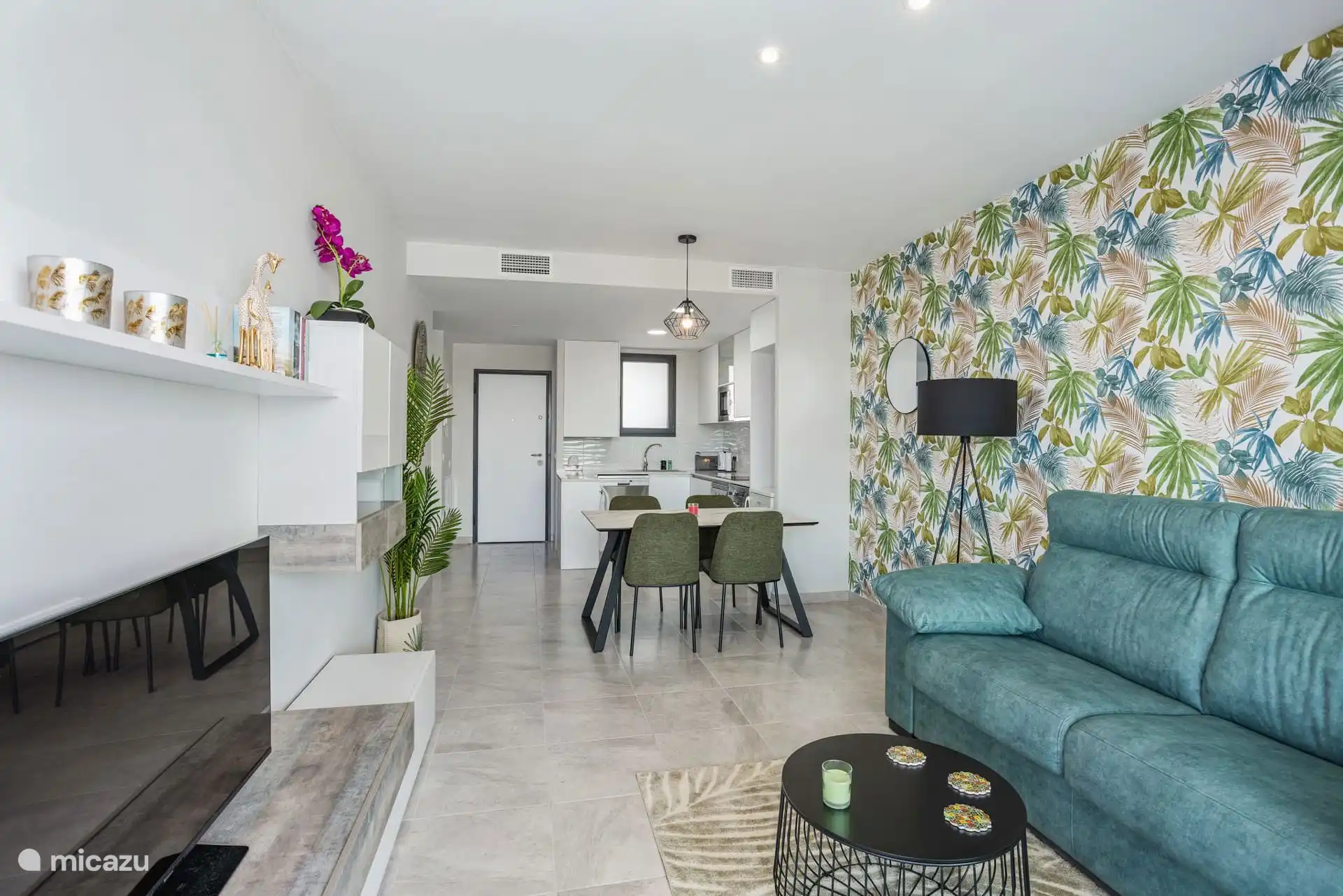 Voll möbliertes Wohnzimmer mit Schlafsofa für 2 Personen