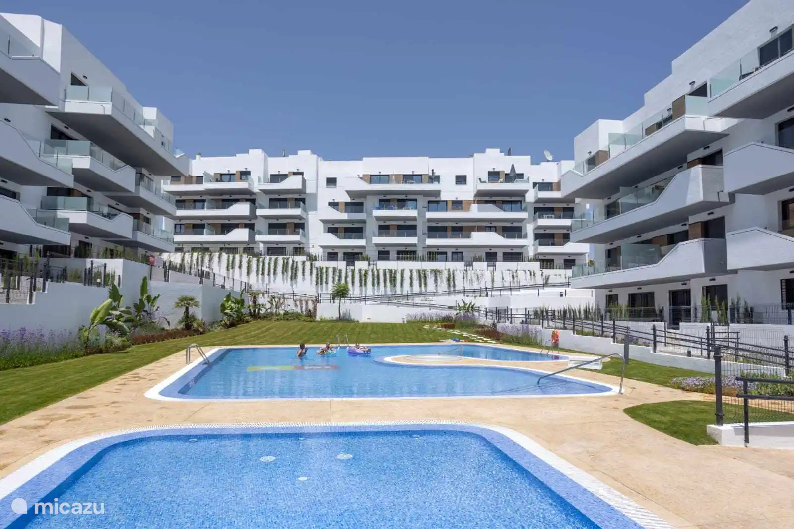 Traumhaft gestalteter Innenhof mit Swimmingpool, Kinderbecken, Whirlpool, Duschen, Bereichen mit Bänken und Springbrunnen