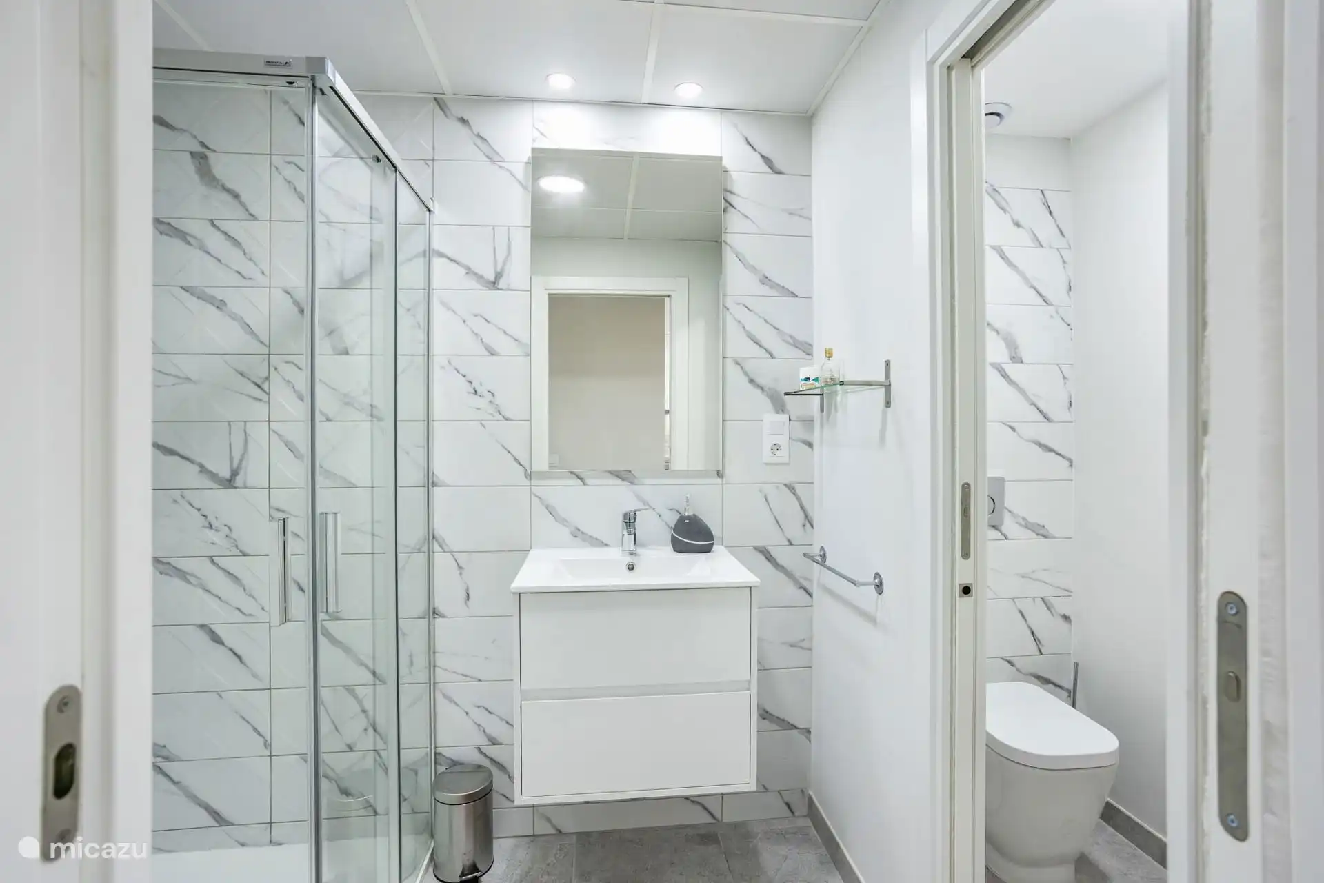 Badezimmer mit separatem WC