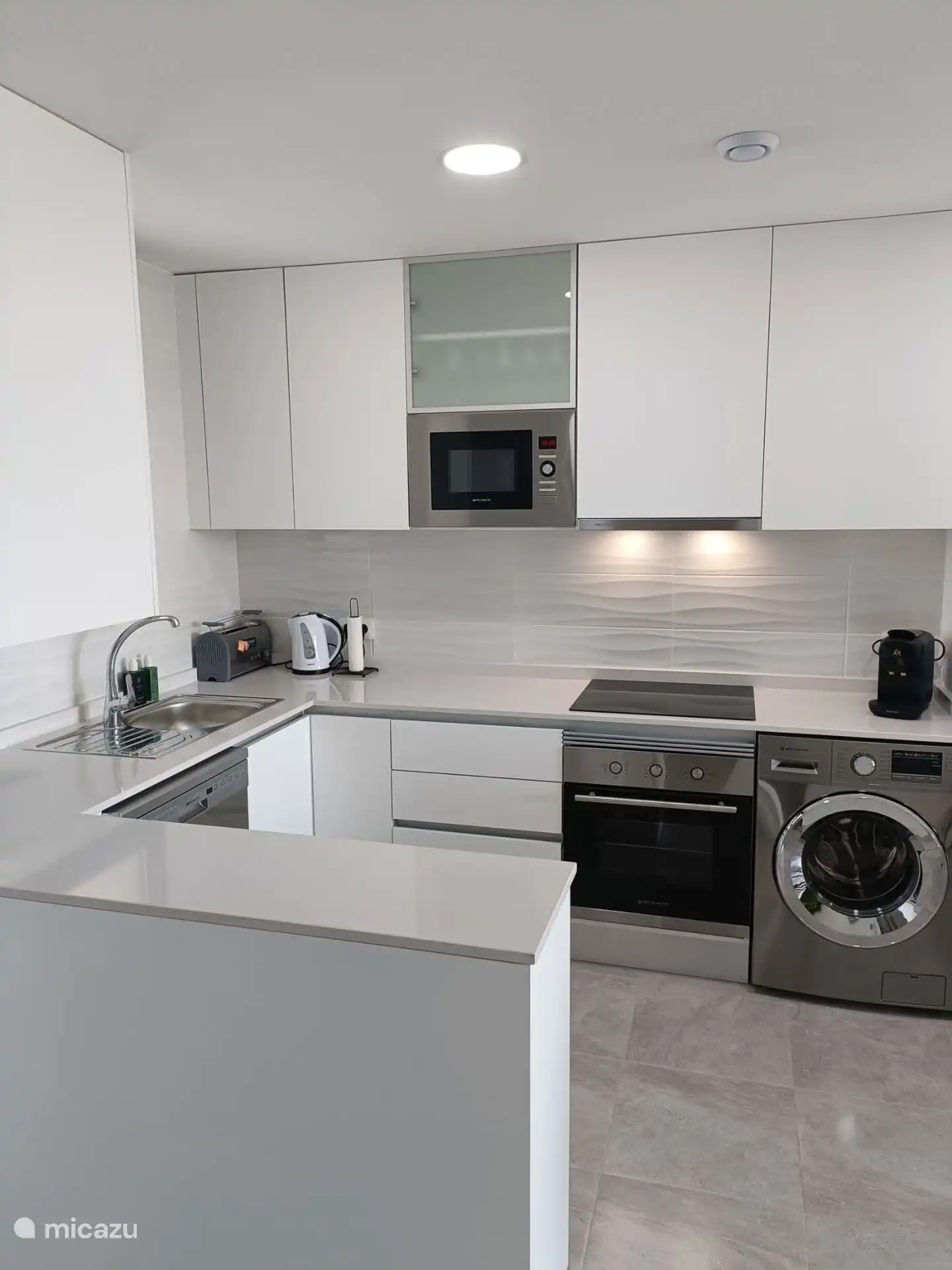 Küche mit allen Geräten; Kühlschrank, Gefrierschrank, Mikrowelle, Kombibackofen, Geschirrspüler und Waschmaschine.
Auch zwei Kaffeemaschinen; L'or und Dolce Gusto, Wasserkocher, Heißluftfritteuse und Toaster