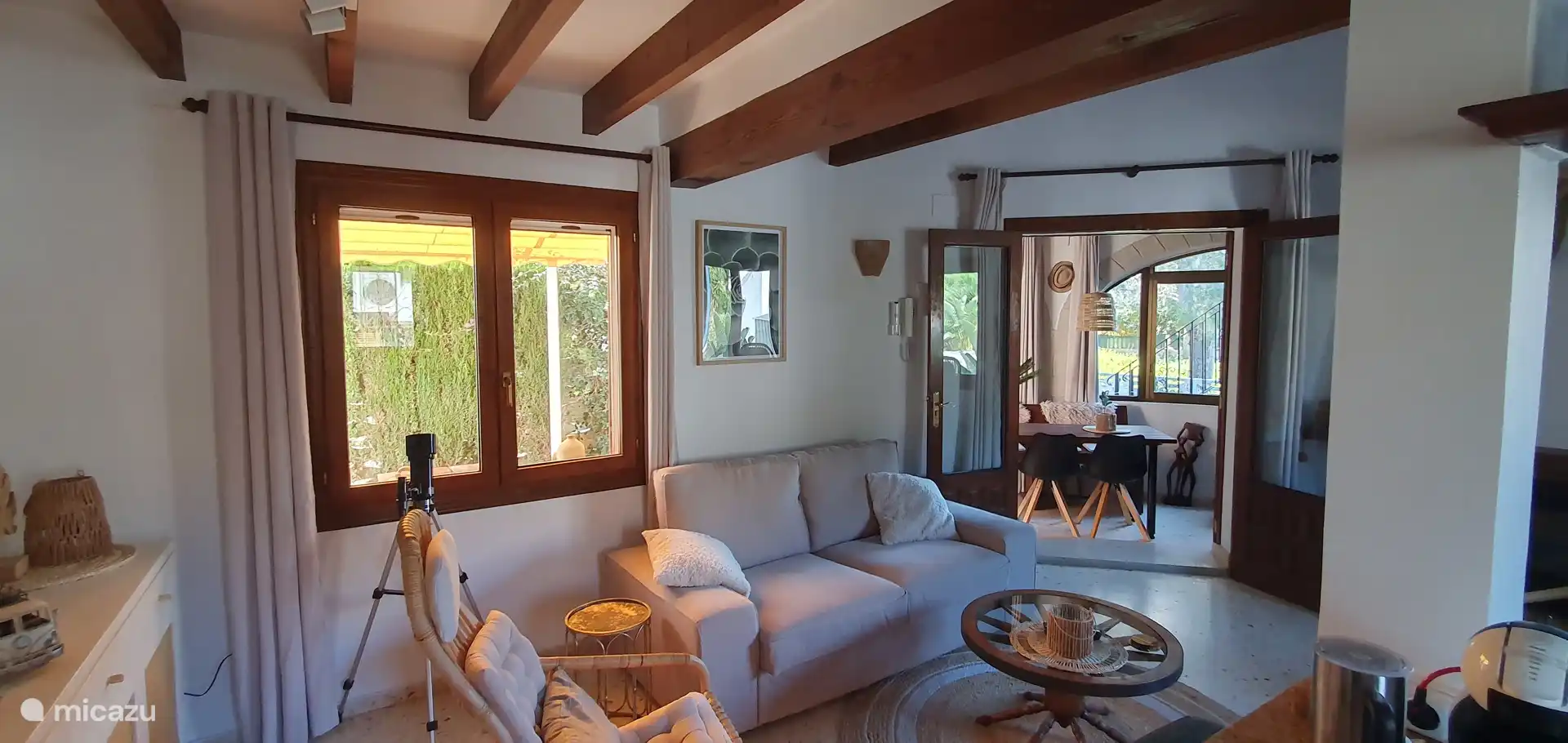 Salon avec vue sur la véranda/salle à manger