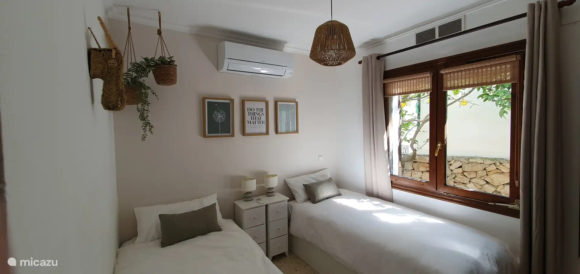 Petite chambre avec 2 lits simples de 90x190 cm (aménagée en lit king-size de 180x190 cm)