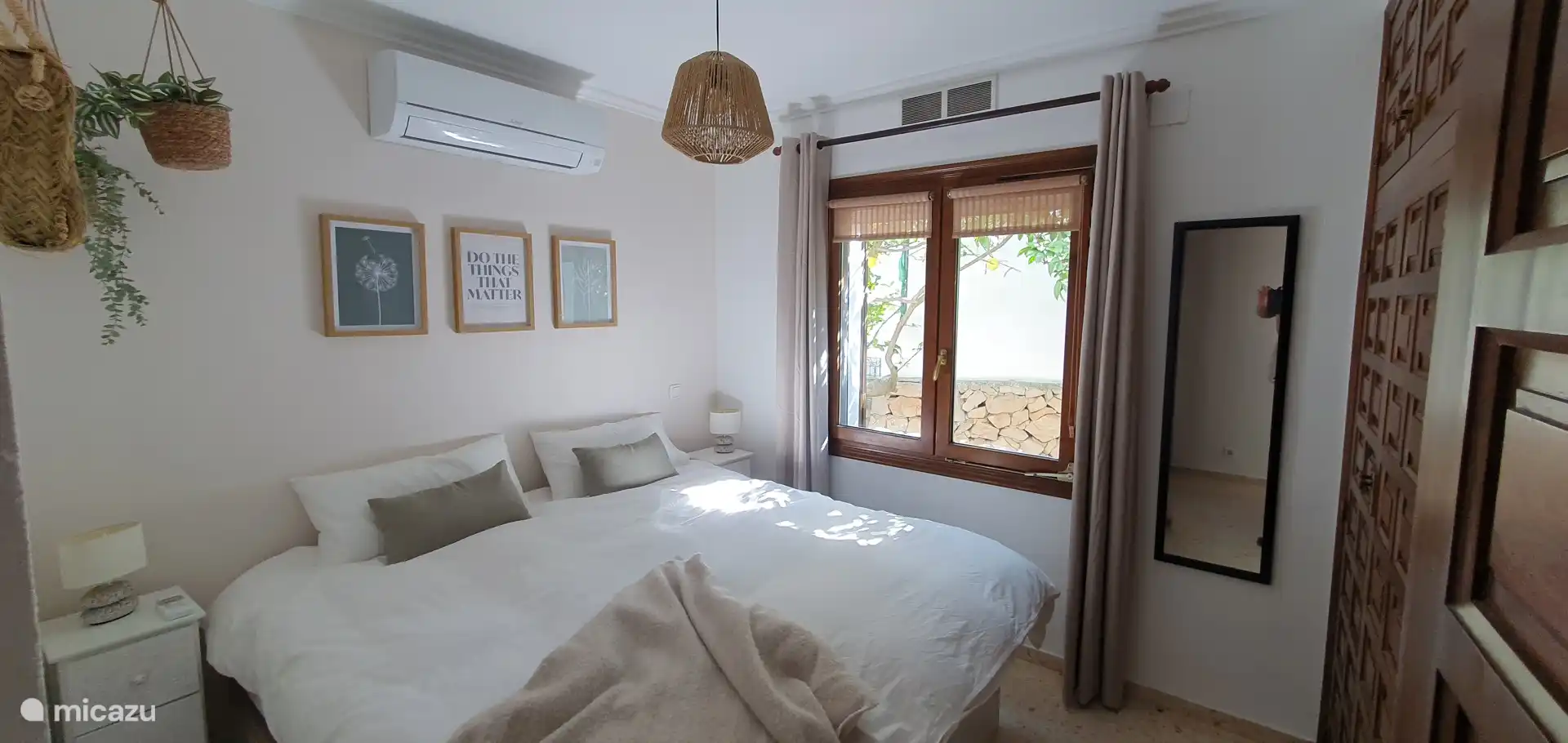 Petite chambre avec 1 lit king size de 180x190cm (l’installation est également possible avec 2 lits simples de 90x190 cm)