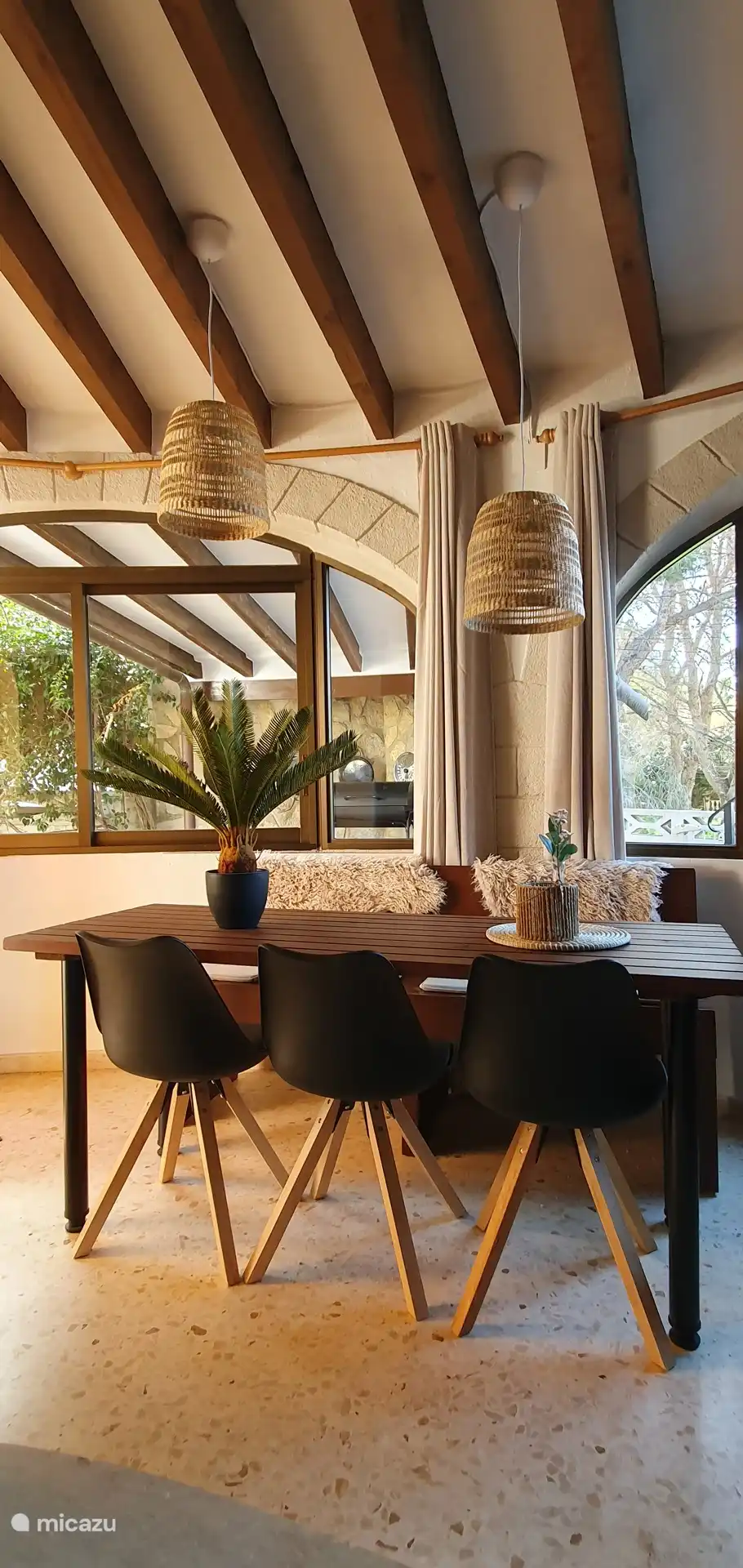 Table à manger donnant sur le patio du barbecue