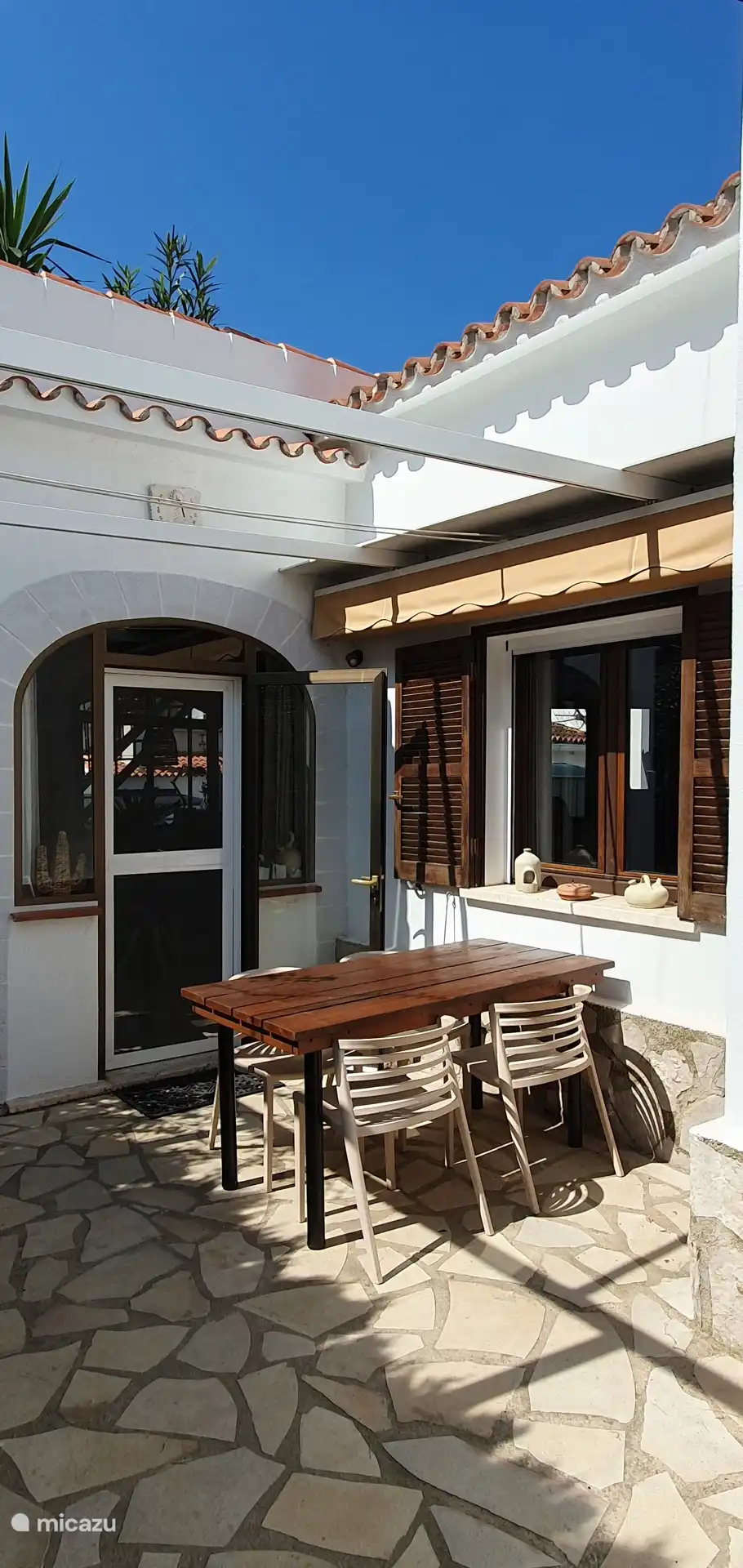 Coin salon extérieur avec stores