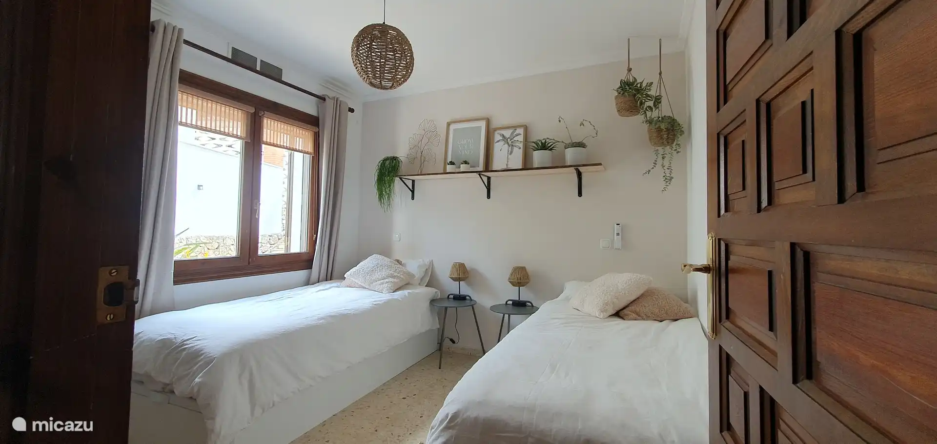 Grande chambre avec 2 lits simples de 90x200cm (l’installation est également possible avec 1 lit king-size de 180x200cm)