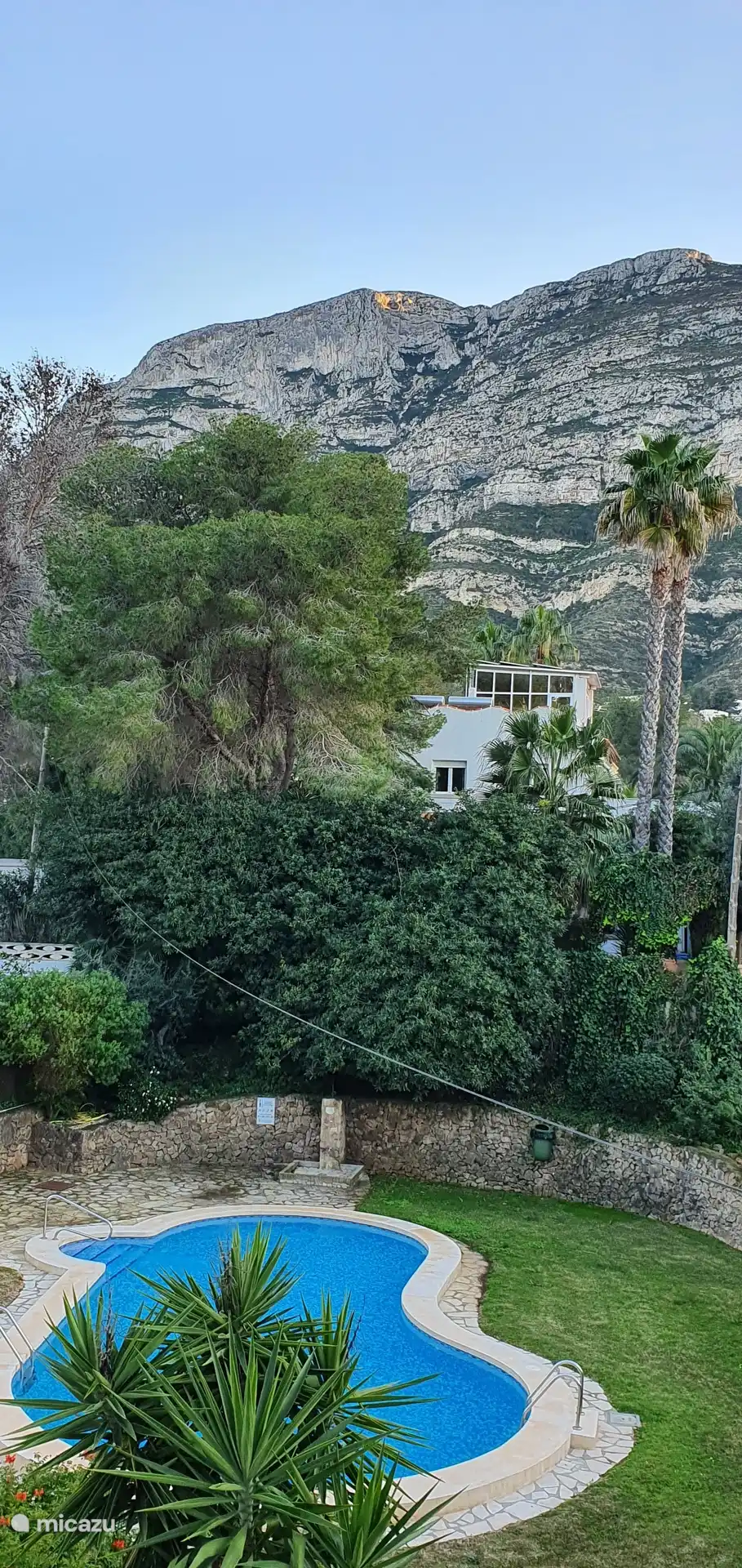 Piscine avec vue sur le Montgo