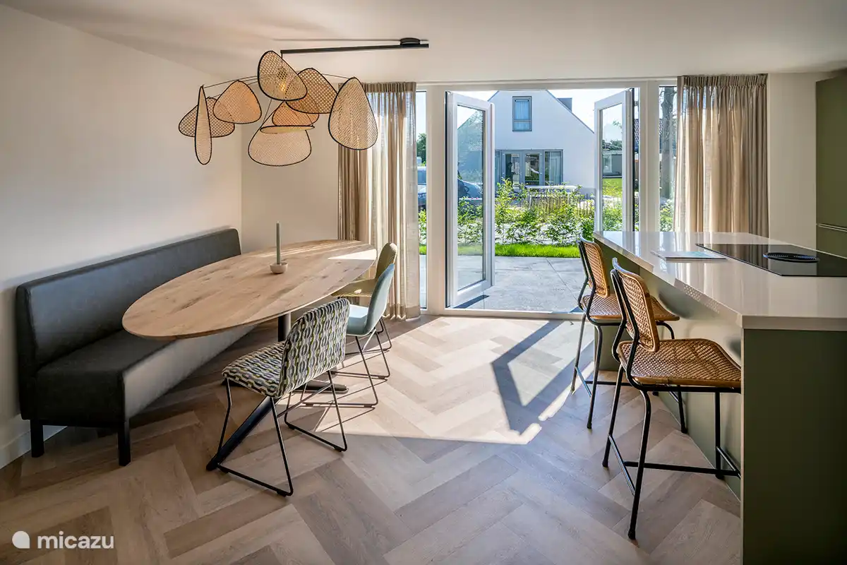 Table à manger et îlot de bar/cuisine