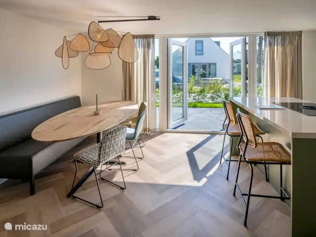 Dormir entre les dunes | Pays-Bas, Hollande du Nord, Saint Martin - maison de vacances Table à manger et îlot de bar/cuisine