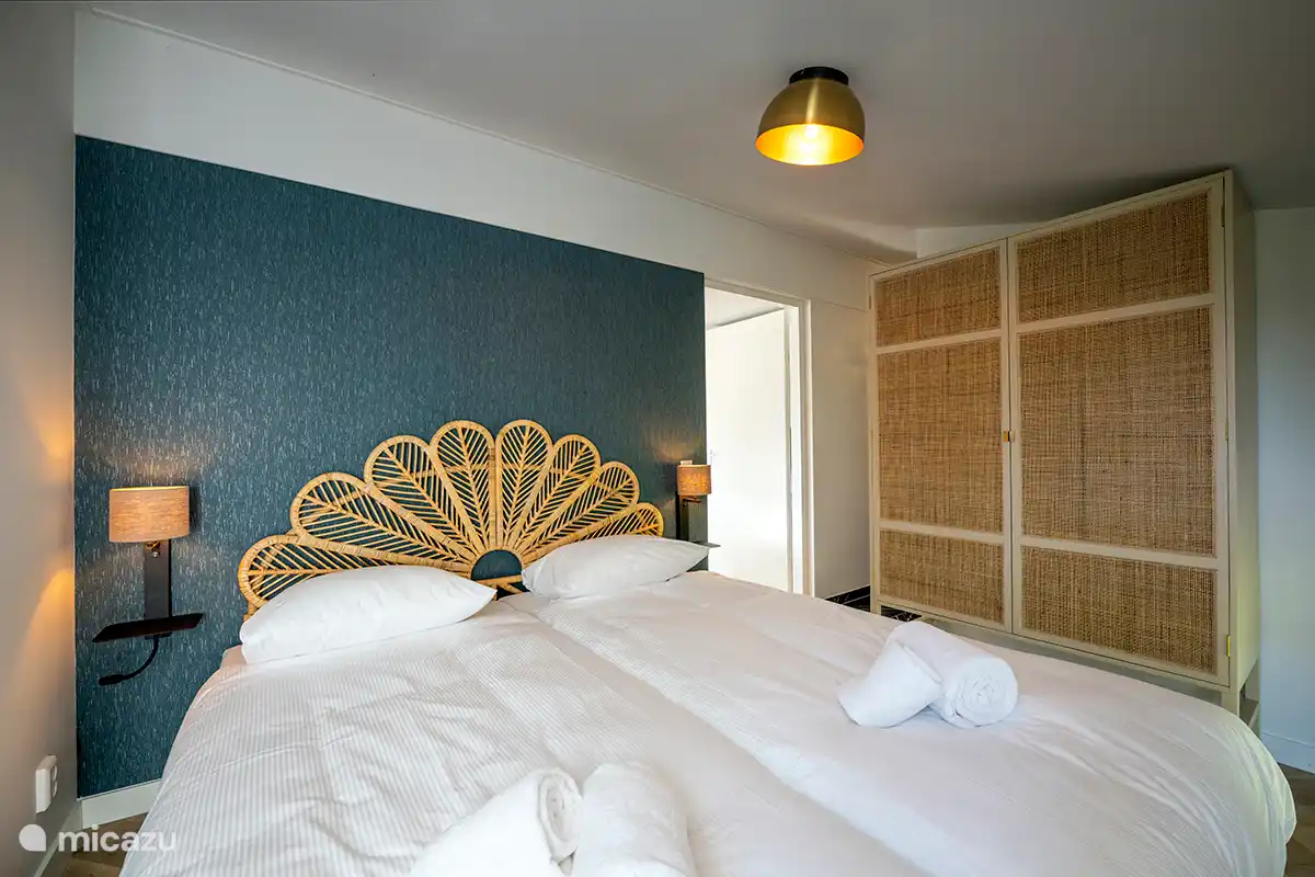 Chambre au rez-de-chaussée avec salle de bain attenante