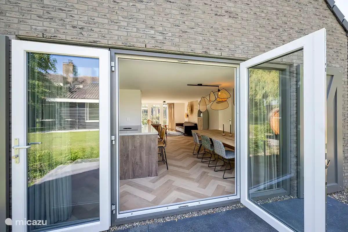 Portes françaises donnant sur la cour arrière