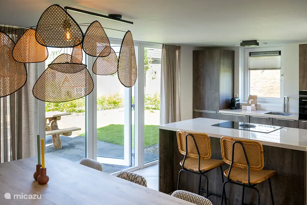 Table à manger et cuisine