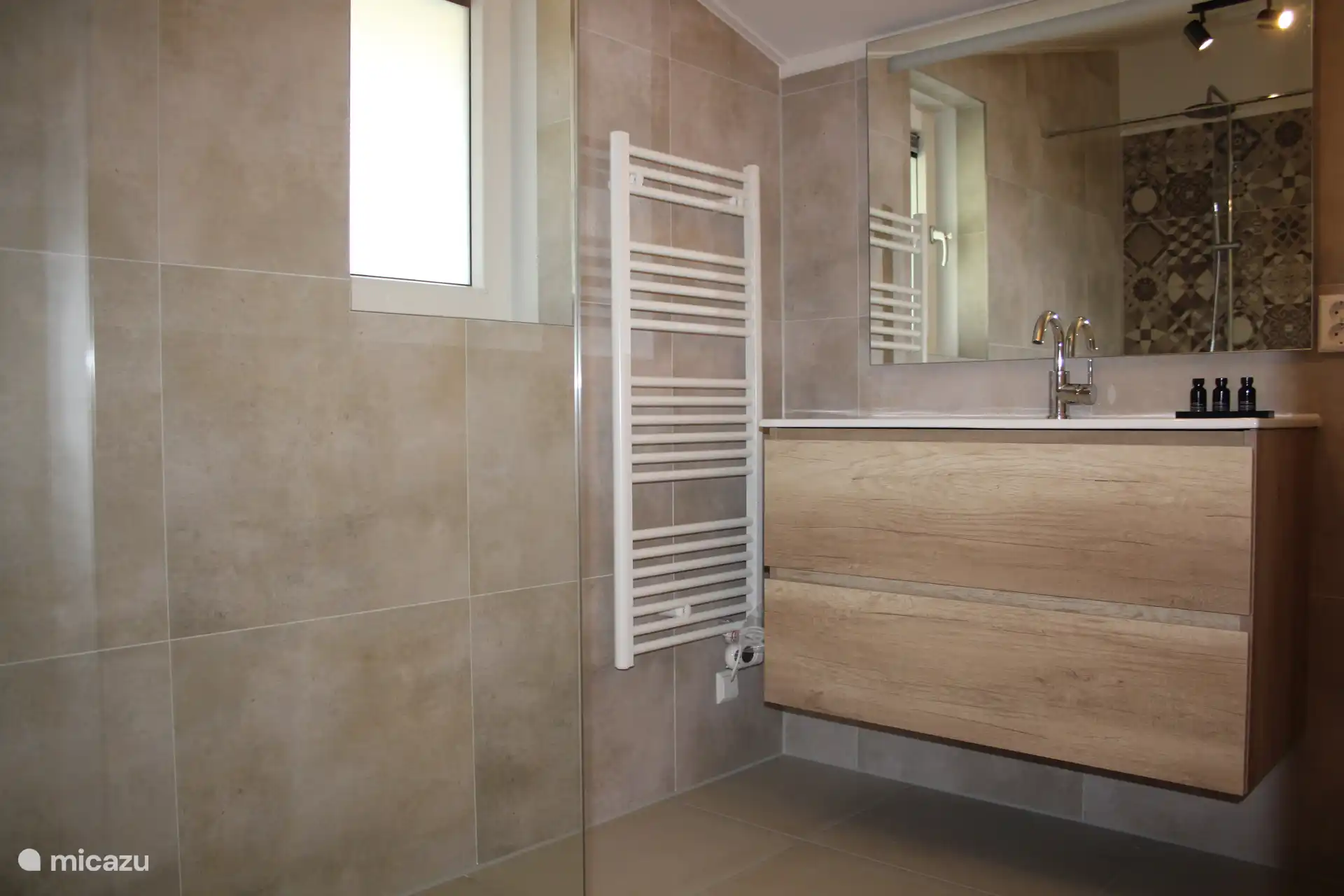 Salle de bain au rez-de-chaussée (attenante)