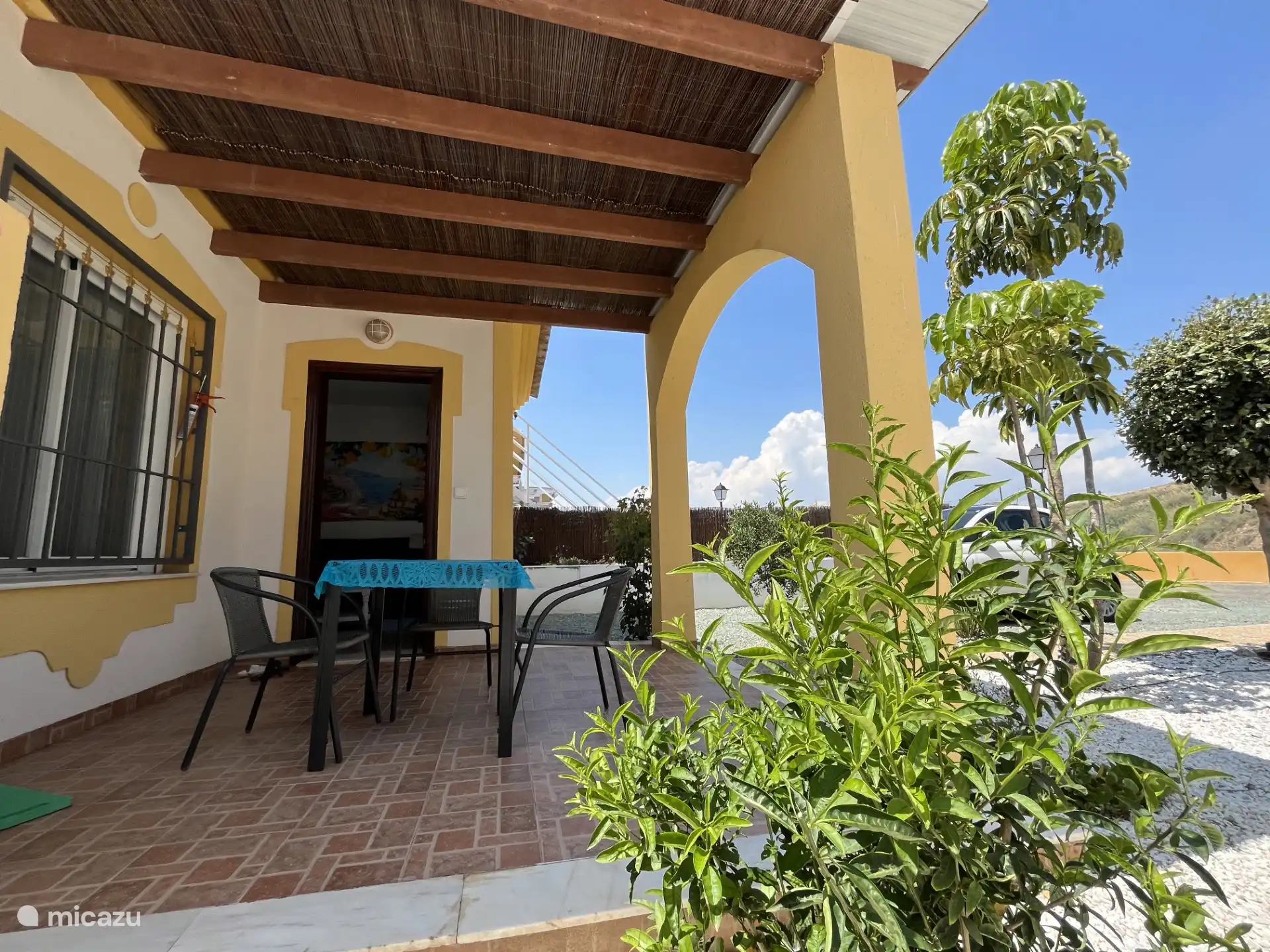 Sitzbereich auf der Veranda, wunderschön im Schatten