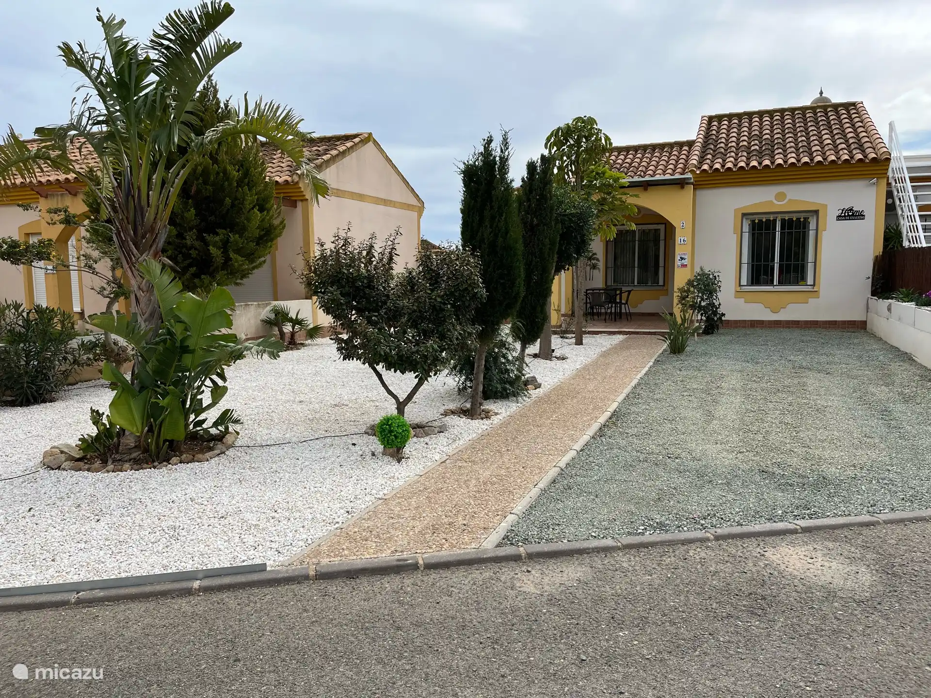 Der große Garten mit großzügigem Parkplatz