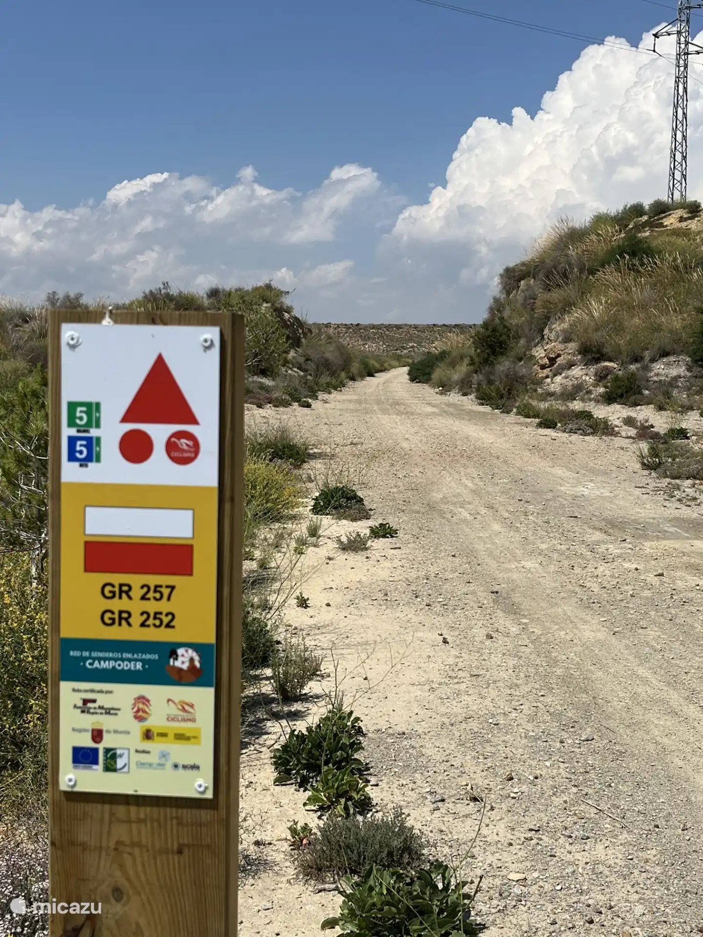 Direkt vor der Tür befindet sich der Einstieg in den Wander- und Radweg Camino Verde