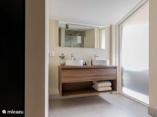 Modern Sint Maarten huren in Nederland, Noord-Holland, Sint Maarten - vakantiehuis Badkamer ensuite begane grond