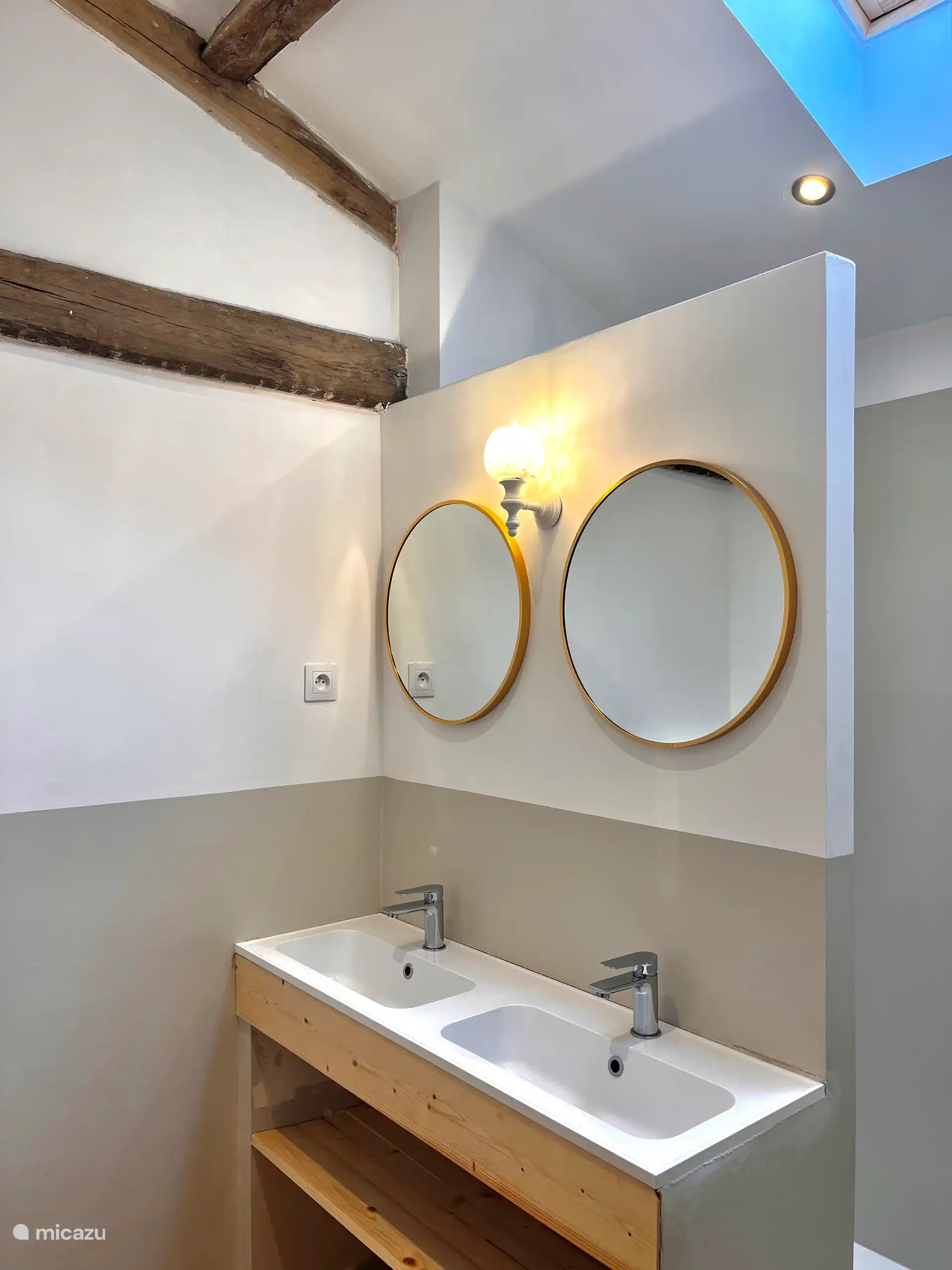 Kompaktes Badezimmer mit WC, Waschbecken und Dusche im 1. OG