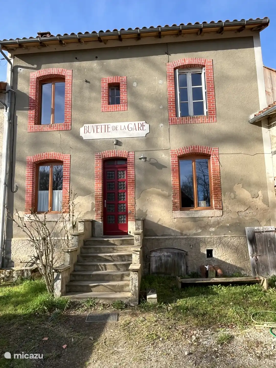 Fassade mit dem originalen Buvette-Typenschild