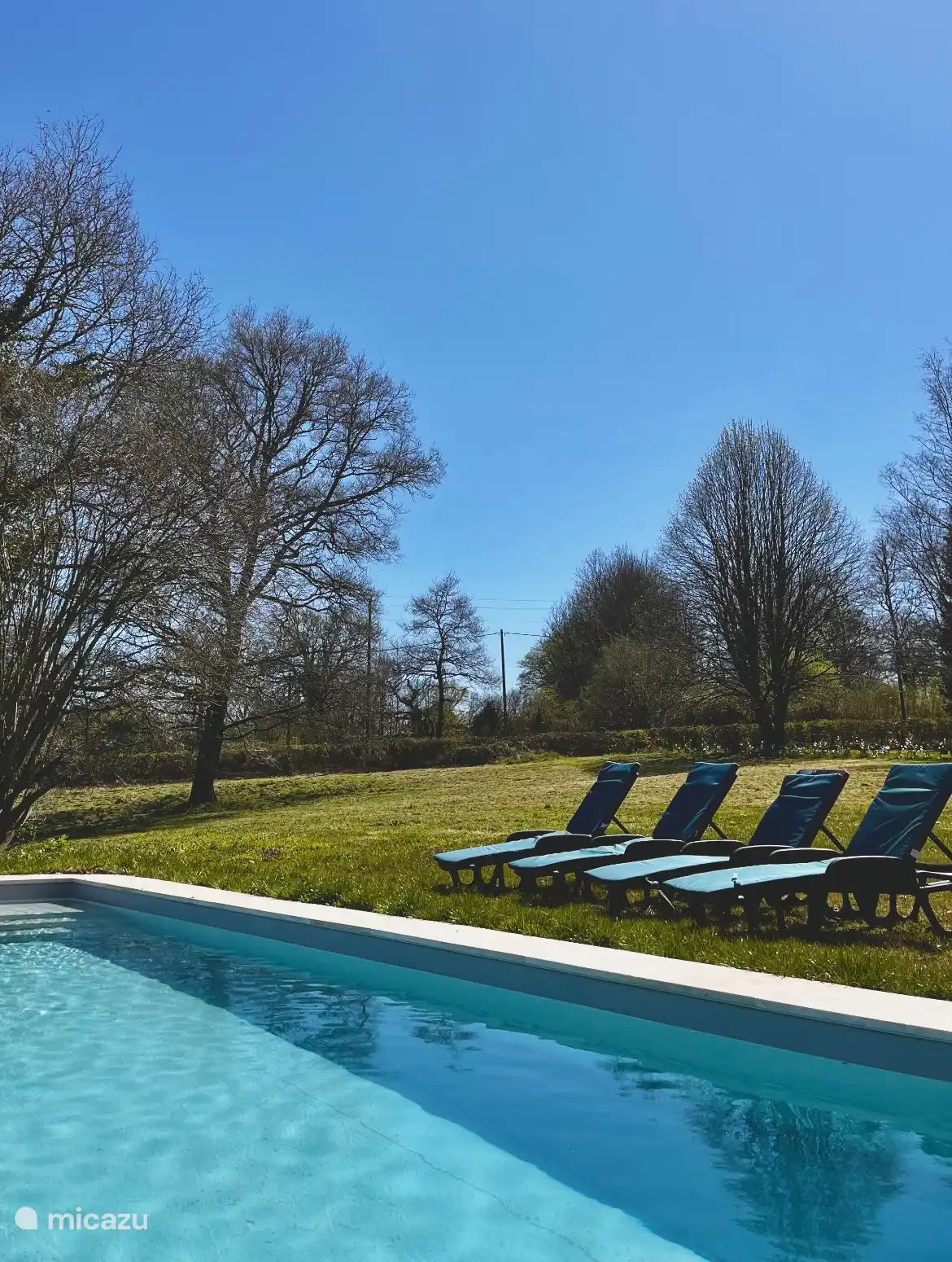 Die Liegewiese neben dem Schwimmbad