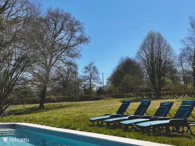 Buvette de la Gare en Francia, Alta Viena, Blond - casa vacacional El césped para tomar el sol junto a la piscina