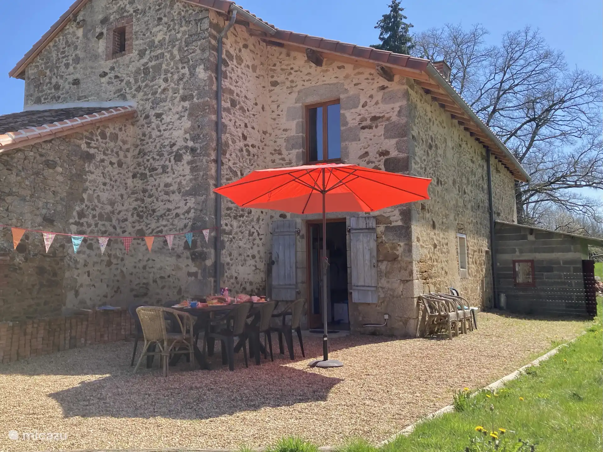 Die sonnige Terrasse der Buvette