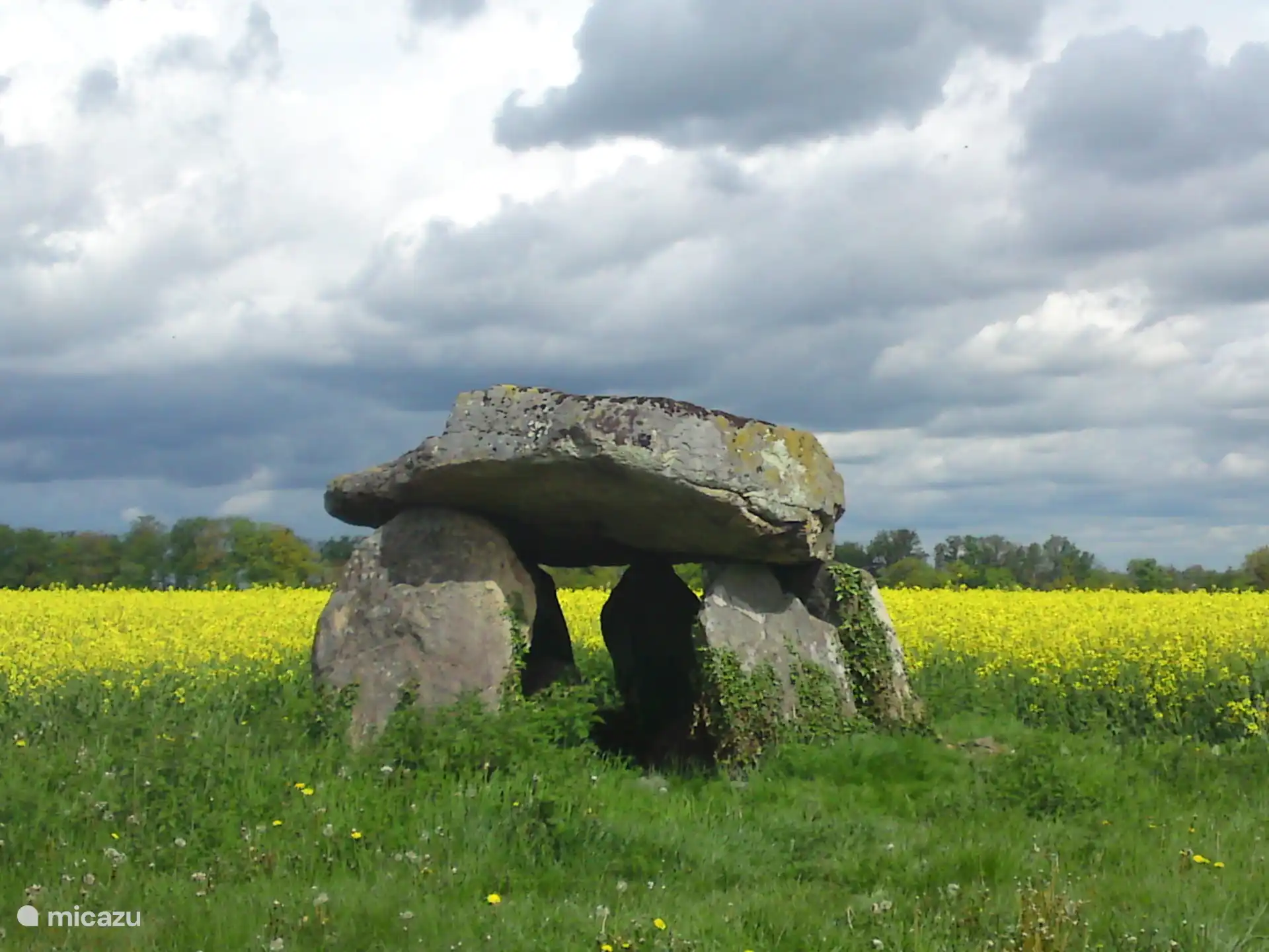 Gleich um die Ecke finden Sie den ersten Dolmen (Dolmen) der Gegend