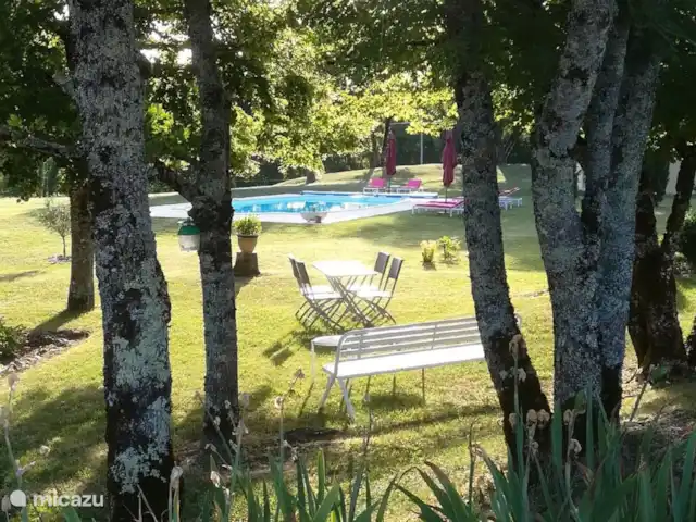 Maison de Causse huren in Frankrijk, Lot, Montfaucon - vakantiehuis Een zitje in de tuin met zicht op het zwembad