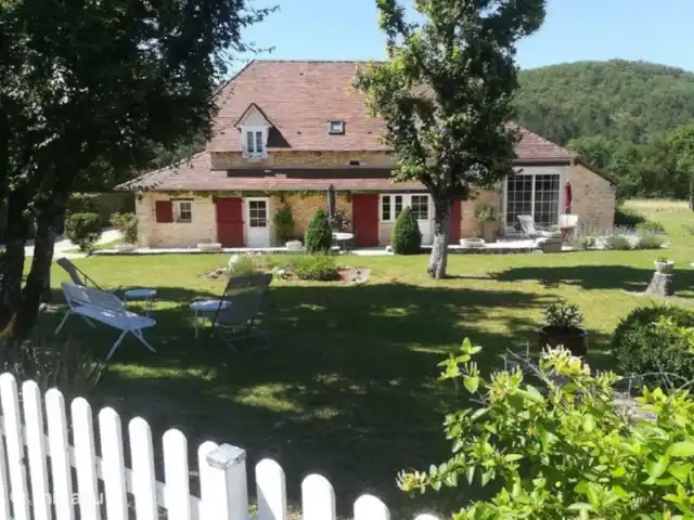Maison de Causse huren in Frankrijk, Lot, Montfaucon - vakantiehuis Grote tuin met een zitje in de schaduw