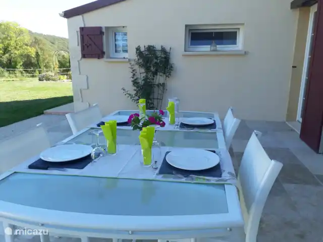 Maison de Causse huren in Frankrijk, Lot, Montfaucon - vakantiehuis Ontbijten op het terras