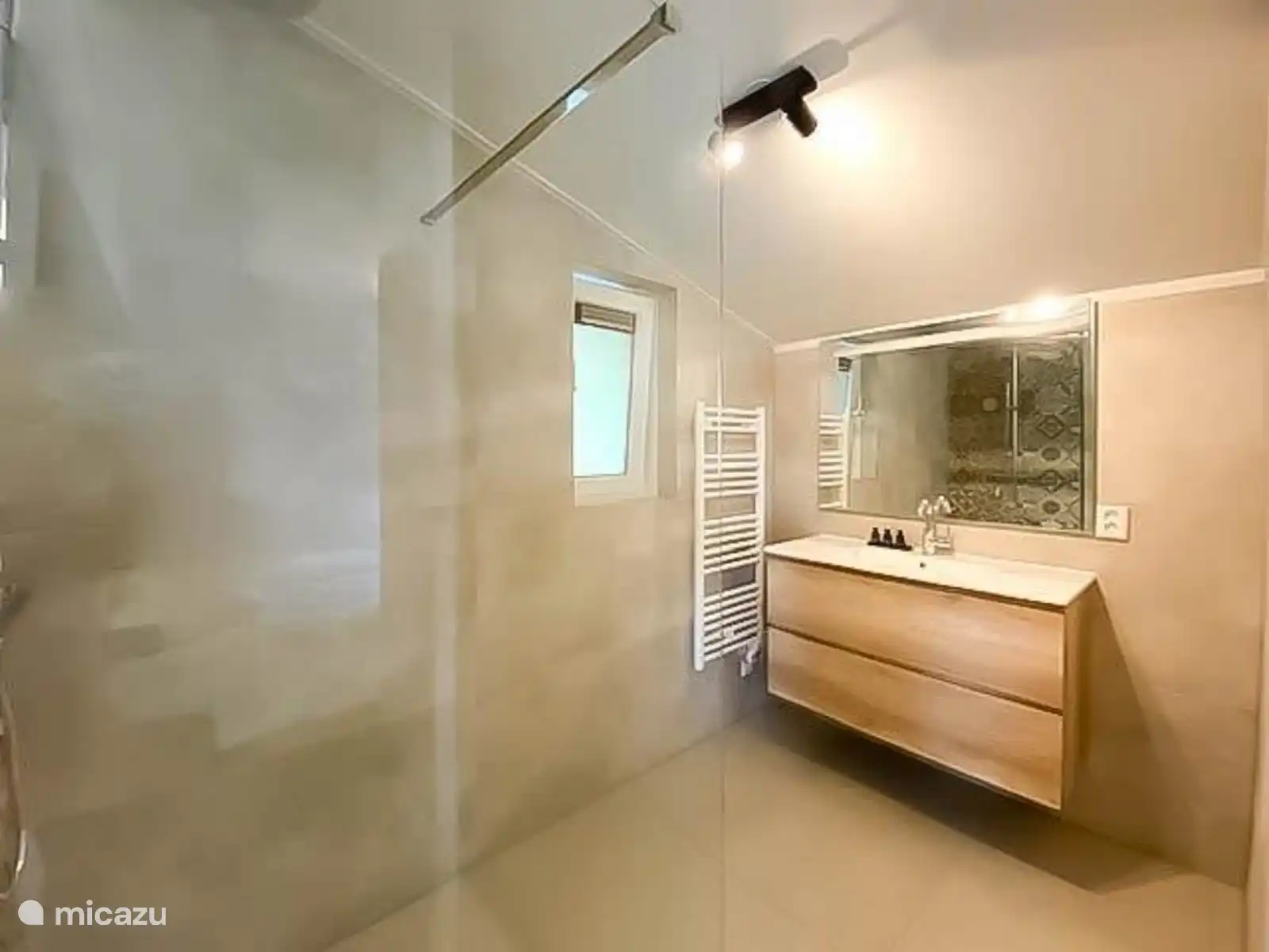 Salle de bain attenante au rez-de-chaussée 