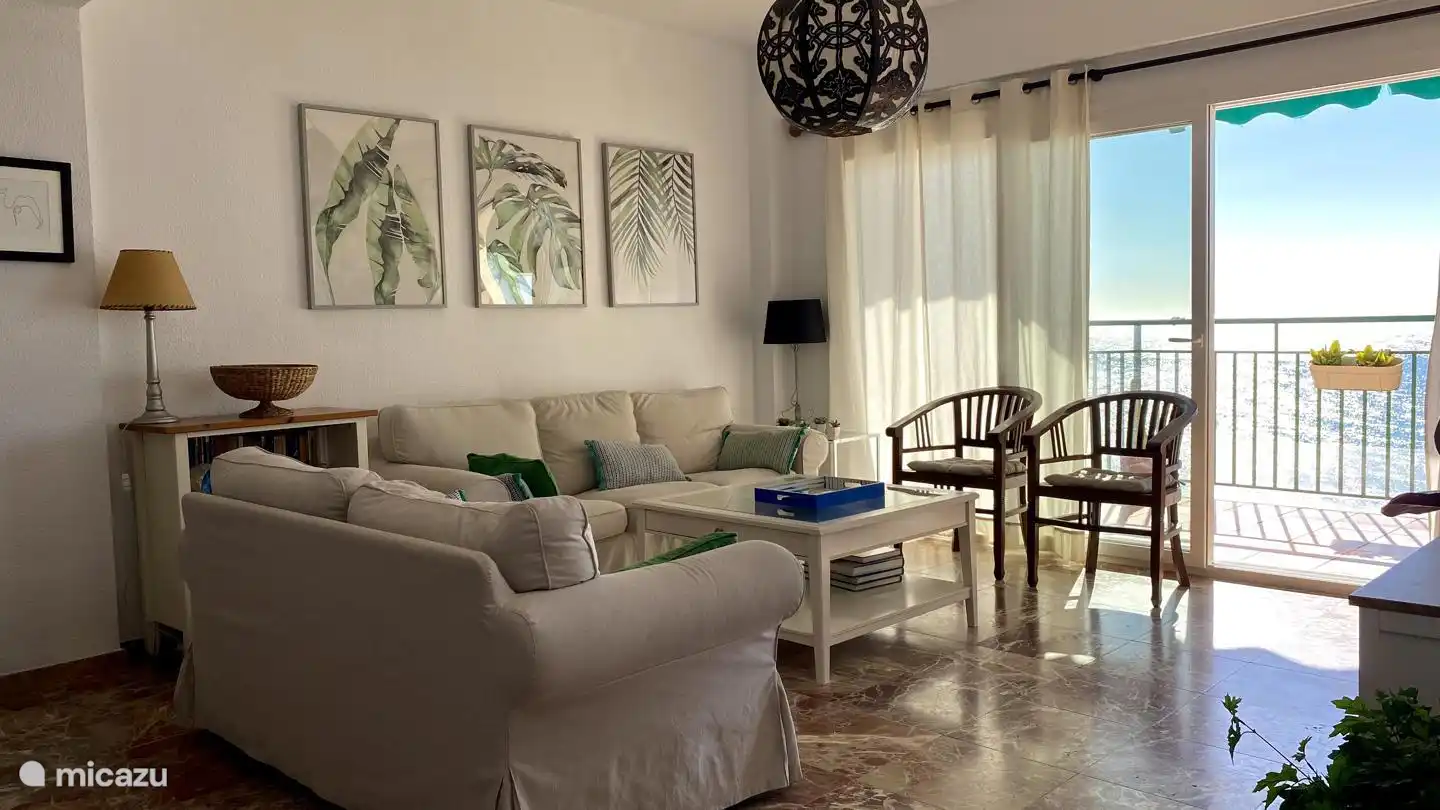 Woonkamer met uitzicht op zee.