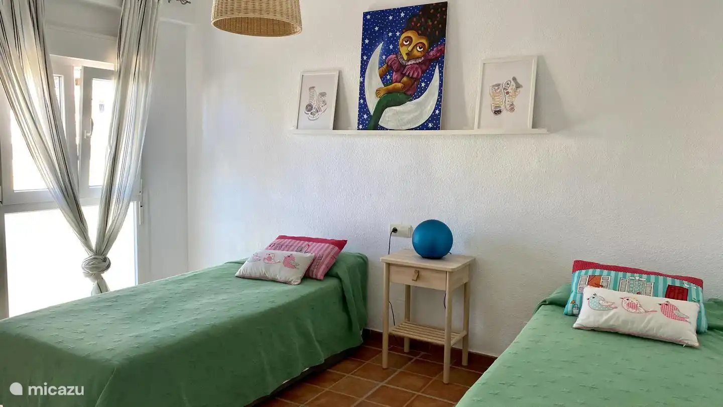 Slaapzaal met 3 bedden.