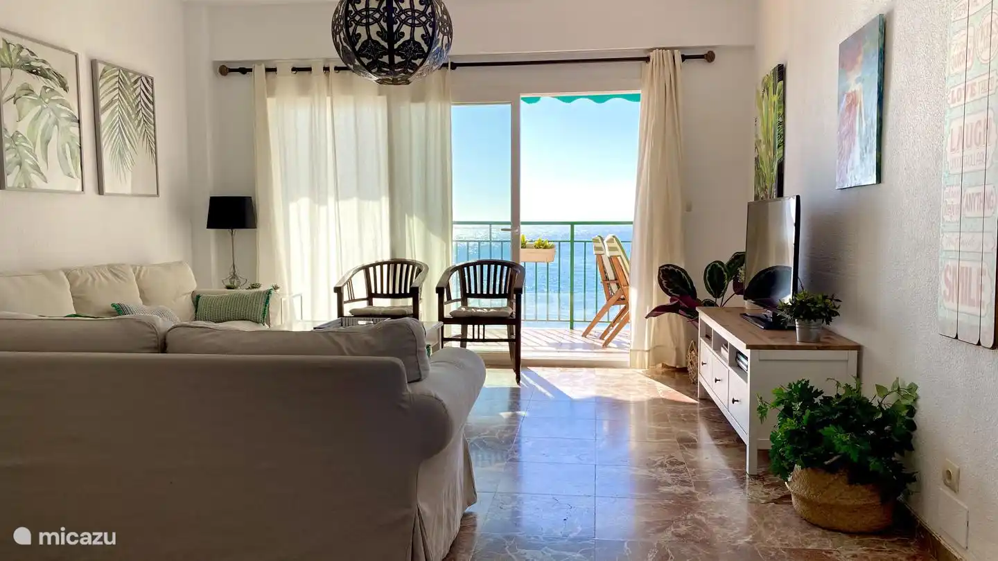 Woonkamer met uitzicht op zee. 