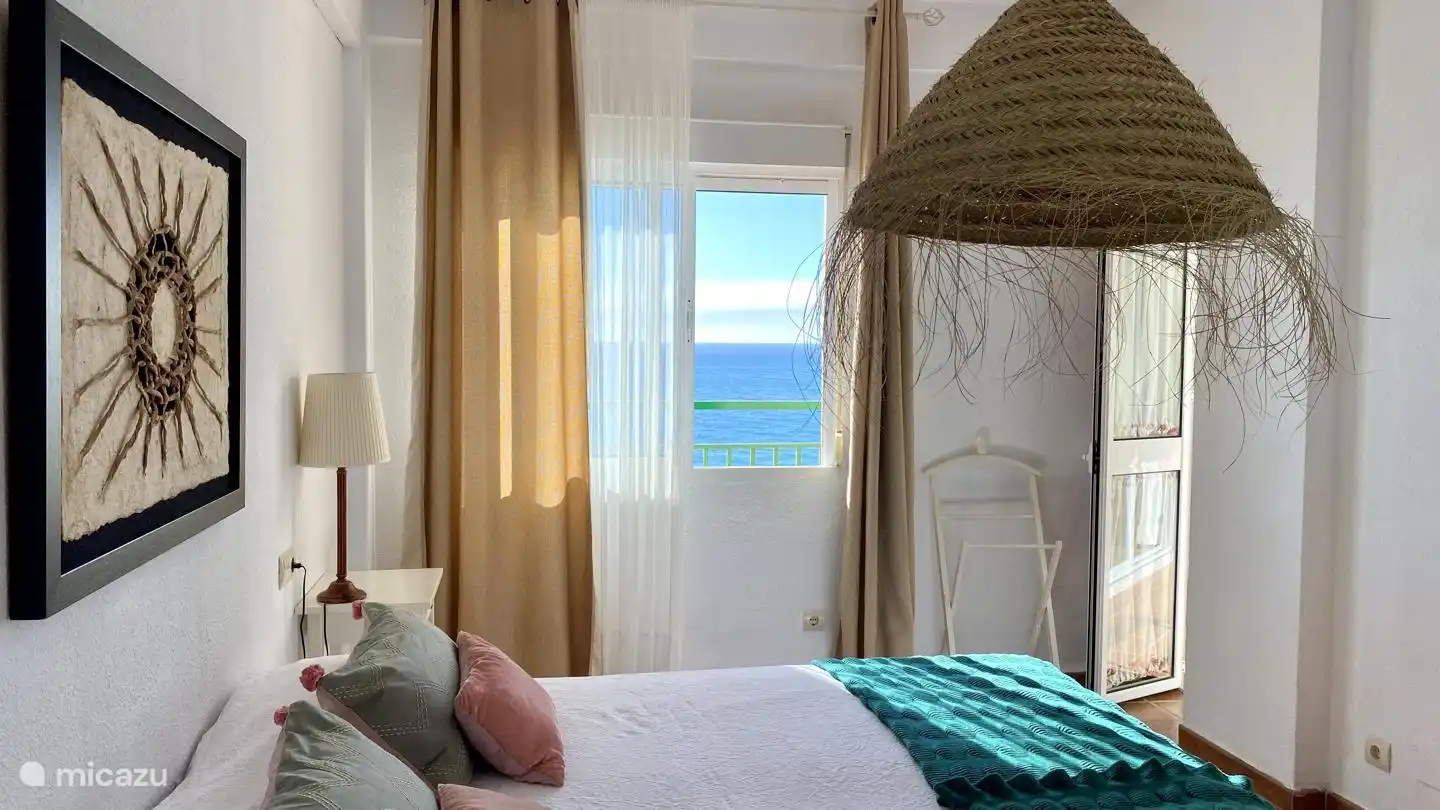 Hoofdslaapkamer met uitzicht. 